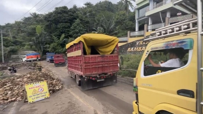 Kondisi Jalur Trans Sulawesi Enrekang-Toraja setelah 2 kali truk terjebak di jalan ambles.