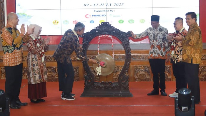 Pemukulan gong yang menandai pembukaan The 6th Geotourism Festival and International Conference 2025 di Pendopo Kabumian, Kebumen, Rabu (9/7/2025) malam.