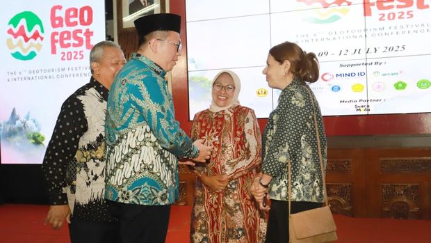 Pemukulan gong yang menandai pembukaan The 6th Geotourism Festival and International Conference 2025 di Pendopo Kabumian, Kebumen, Rabu (9/7/2025) malam.