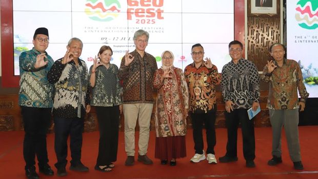 Pemukulan gong yang menandai pembukaan The 6th Geotourism Festival and International Conference 2025 di Pendopo Kabumian, Kebumen, Rabu (9/7/2025) malam.