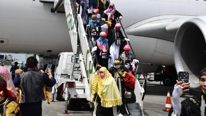 Jemaah haji kloter 22 Debarkasi Palembang saat tiba di Bandara SMB II Palembang.