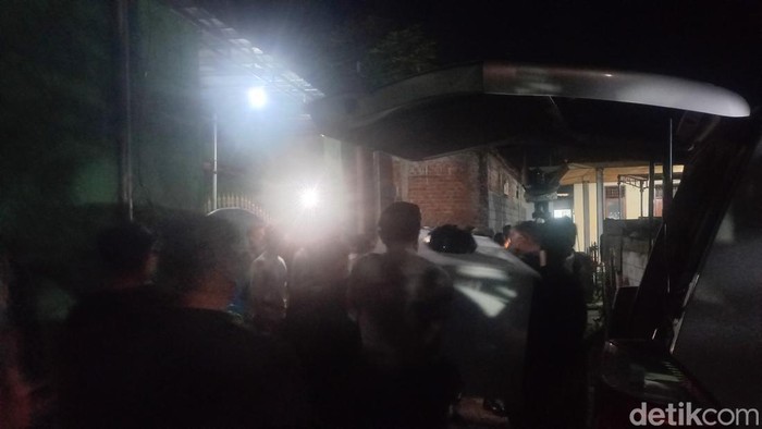 Jenazah Putu Mertayasa (43) tiba di rumah duka di Jalan Pulau Serangan, Kelurahan Penarukan, Kecamatan Buleleng, Bali Rabu (9/7/2025) malam. (Made Wijaya Kusuma)