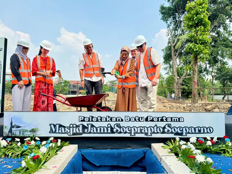 JNE bakal membangun Masjid Jami Soeprapto Soeparno di Jakarta Timur. Pembangunan masjid tersebut diharapkan mampu menghadirkan banyak manfaat bagi warga sekitar.