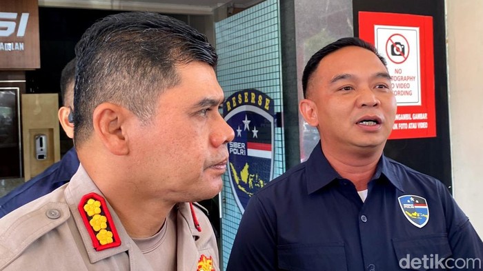 Kabid Humas Polda Jabar Kombes Pol Hendra Rochmawan (kiri) dan Dirressiber Polda Jabar Kombes Pol Resza Ramadianshah.
