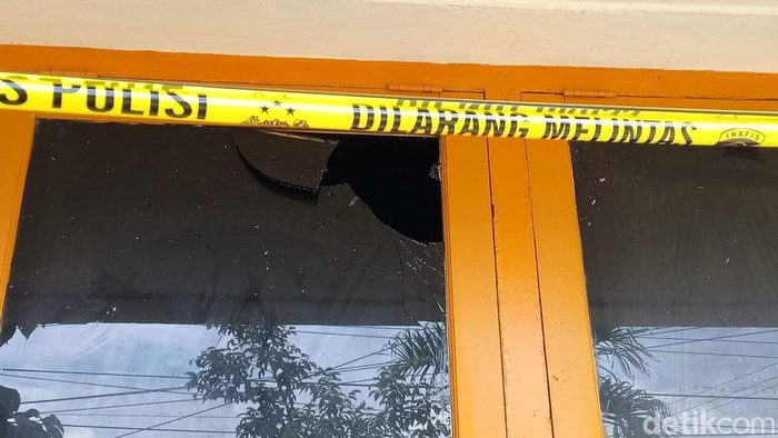 Kaca Kantor Satpol PP Kota Gorontalo pecah usai diduga diserang oknum polisi.