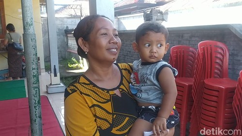 Kadek Sudiartini, istri Putu Mertayasa, korban KMP Tunu Pratama Jaya ditemui di rumah duka, Buleleng, Kamis (10/7/2025). (Made Wijaya Kusuma)