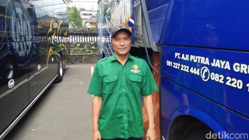 Kadet, supir asal Semarang saat ditemui di tempat parkir DTW Ulun Danu Beratan, Desa Candikuning, Kecamatan Baturiti, Tabanan, Kamis (10/7/2025). (I Dewa Made Krisna Pradipta)