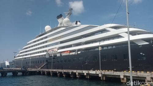 Kapal Scenic Eclipse II yang bertandang ke Flores Timur siang tadi, Kamis (10/7/2025).