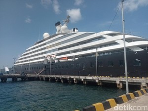 Kapal Pesiar Scenic Eclipse II Sandar di Flores Timur, Bawa 384 Turis