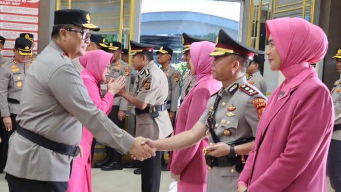 Kapolda Aceh Irjen Achmad Kartiko memimpin upacara sertijab empat pejabat utama dan dua Kapolres. (dok. Polda Aceh)