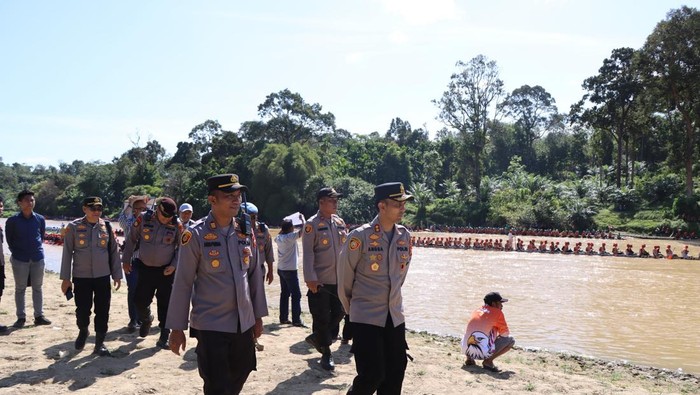 Kapolres Kuansing AKBP Angga Herlambang melakukan pengecekan di lokasi Pacu Jalur, Kamis (10/7/2025).
