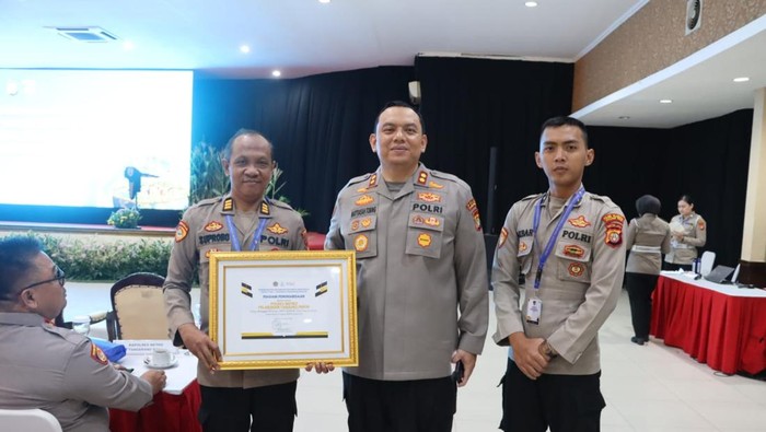 Kapolres Pelabuhan Tanjung Priok AKBP Martuasah H. Tobing menerima penghargaan bergengsi dalam kegiatan Rapat Kerja Teknis (Rakernis) Perencanaan Polda Metro Jaya Tahun 2025.