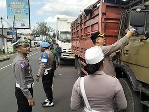 Kapolres Tabanan Tinjau Jalan Ambles di Bajera, Sopir Truk Diberi Bantuan