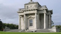 Kasino di Marino, Irlandia, jangan tertipu namanya—tempat ini bukan kasino, melainkan paviliun taman elegan dari abad ke-18. Bangunannya menyimpan trik visual, pintu palsu, dan ruang rahasia—semuanya dirancang untuk menghibur tamu bangsawan, bukan untuk berjudi. Dok. Boredpanda