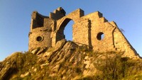 Kastil Mow Cop, Inggris Raya, terlihat seperti kastil zaman dulu, padahal ini hanyalah menara hias dari abad ke-18. Dibangun oleh Ralph Ward sebagai penanda visual, kastil ini memadukan gaya Gotik dan romantik tanpa tujuan selain menunjukkan status dan selera tinggi pemiliknya. Dok. Boredpanda