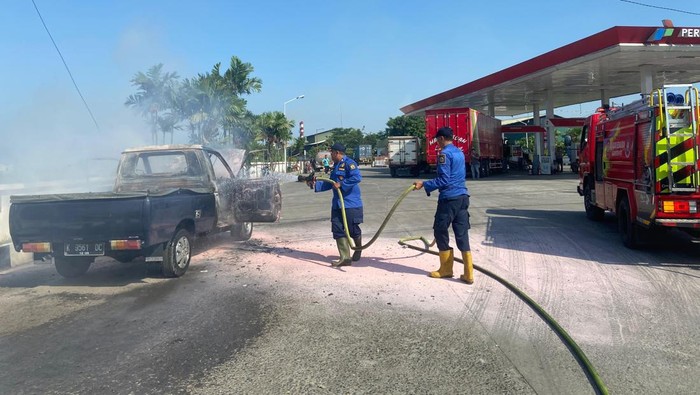 Kondisi pikap yang terbakar di Jalan Pati-Kudus, Kamis (10/7/2025).