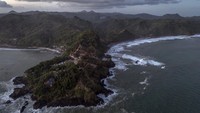 Pantai Menganti dikenal sebagai salah satu geosite di kawasan Geopark Kebumen yang telah resmi diakui sebagai UNESCO Global Geopark pada April 2025 lalu. (ANTARA FOTO/Aprillio Akbar) 