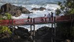 Keindahan Pantai Menganti dengan Batu Lava Kuno