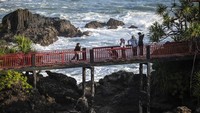 Keistimewaan pantai ini terletak pada keberadaan bebatuan columnar joint atau struktur basalt kolumnar yang tersusun rapi di tebing pantai. (ANTARA FOTO/Aprillio Akbar) 