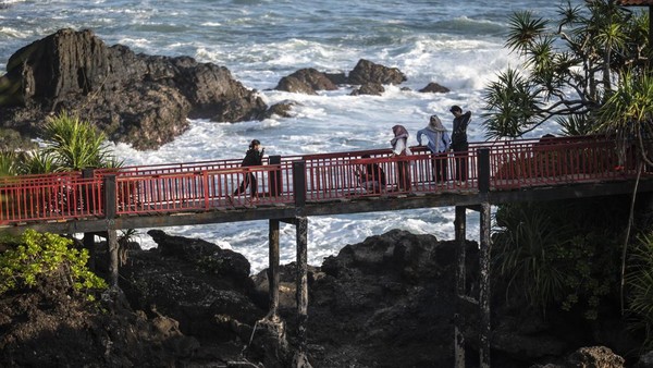 Keindahan Pantai Menganti dengan Batu Lava Kuno
