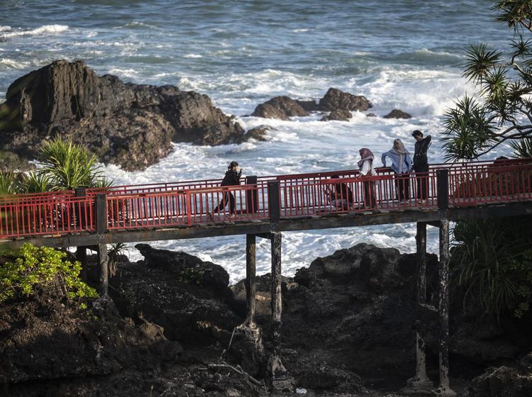 Keindahan Pantai Menganti dengan Batu Lava Kuno
