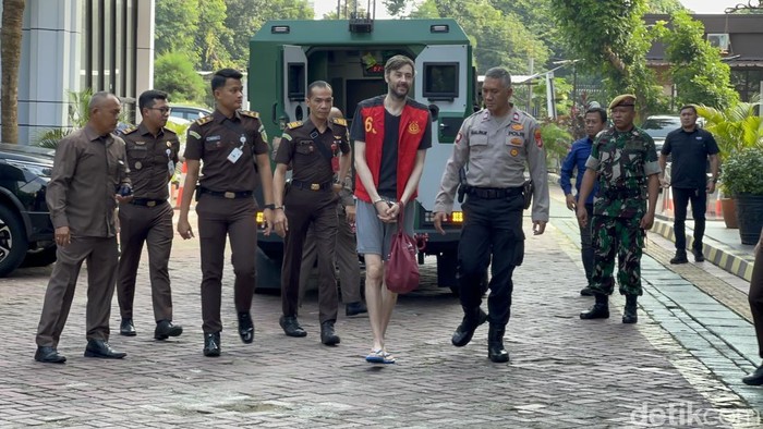 Kejaksaan Negeri Jakarta Selatan (Kejari Jaksel) melakukan penyerahan ekstradisi buron WN Rusia Alexander Zverev (Kadek/detikcom)