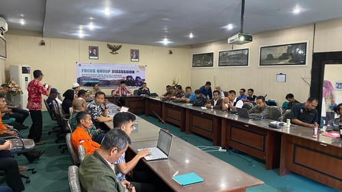 Kepala Dinas Pariwisata NTB, Ahmad Nur Aulia, dan Kepala Balai TNGR, Yarman, memimpin FGD dengan pelaku industri dan pariwisata di Aulia Dinas Pariwisata NTB, Kamis (10/7/2025). (Ahmad Viqi/detikBali)