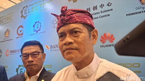 Kepala Dinas Perhubungan (Dishub) Bali I Gde Wayan Samsi Gunarta saat diwawancarai di Jimbaran, Badung, Kamis (10/7/2025).