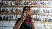 Miniatur gitar tersebut bukan sekadar hiasan biasa. Banyak di antaranya dibuat menyerupai gitar milik nama-nama besar dunia musik seperti Slash dari Guns N’ Roses, Paul McCartney dari The Beatles, Bob Marley, George Harrison, hingga band legendaris Pink Floyd. Tak heran, produk ini banyak diburu kolektor dan pencinta musik mancanegara. ANTARA FOTO/Mohammad Ayudha
