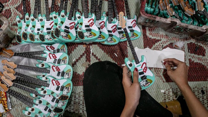 Keren, Miniatur Gitar Asal Klaten Tembus Pasar Amerika Pekerja menyelesaikan pembuatan kerajinan miniatur gitar di desa Manjungan, Ngawen, Klaten, Jawa Tengah, Kamis (10/7/2025). Miniatur gitar berbahan utama kayu mahoni tersebut telah menembus pasar internasional hingga ekspor ke Amerika Serikat untuk barang suvenir dan koleksi khususnya untuk miniatur gitar replika milik musisi legendaris seperti Slash dari Guns N' Roses, Paul Mc Carthney The Beatles, Bob Marley, George Harrison, dan Pink Floyd. ANTARA FOTO/Mohammad Ayudha