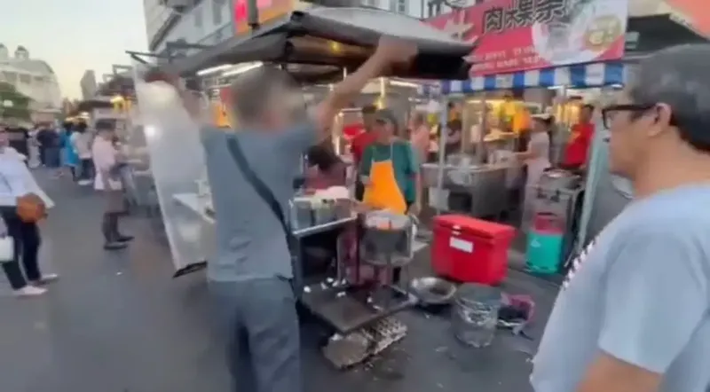 Kesal Makanannya Lama Disajikan, Pria Ini Ngamuk Banting Wajan Penjual