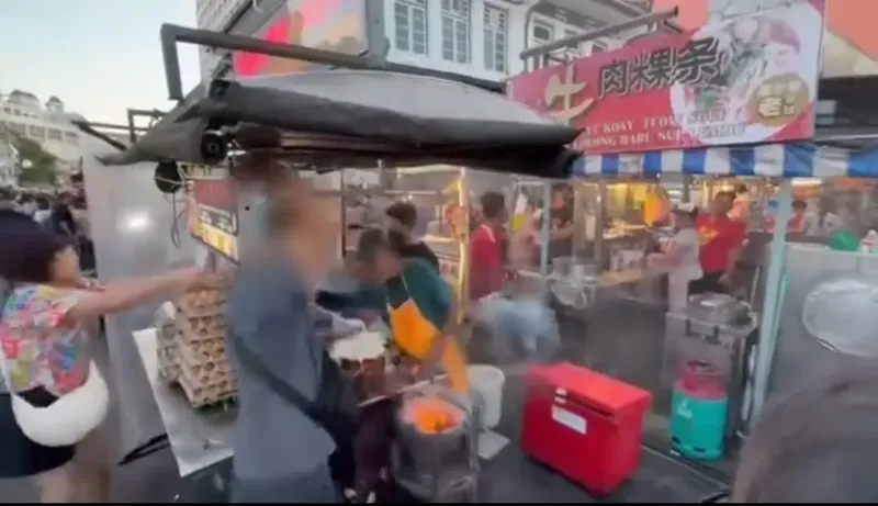 Kesal Makanannya Lama Disajikan, Pria Ini Ngamuk Banting Wajan Penjual