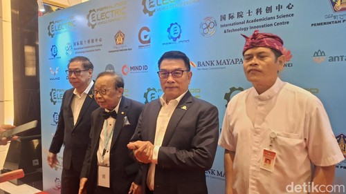 Ketum Periklindo Jenderal TNI (Purn) Moeldoko dan ahli kendaraan listrik C.C Chen, saat diwawancarai wartawan dalam acara Periklindo Electric Vehicle Conference di Intercontinental Bali Resort, Jimbaran, Badung, Kamis (10/7/2025).