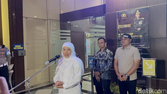 Khofifah dalam konferensi pers usai pemeriksaan di Polda Jatim.