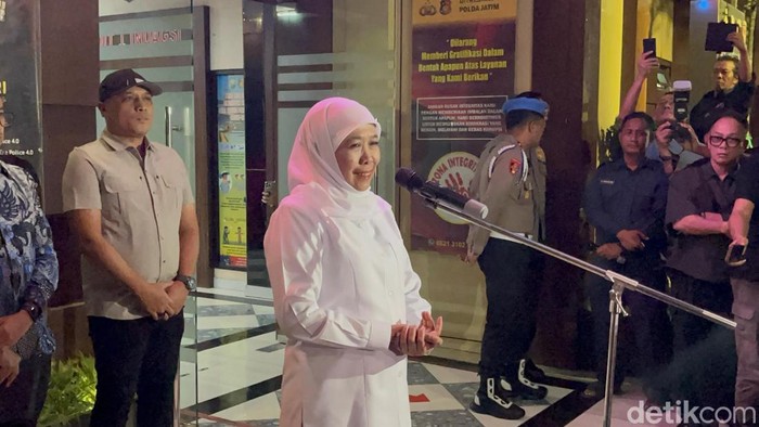 Khofifah Indar Parawansa usai diperiksa KPK di Polda Jatim.