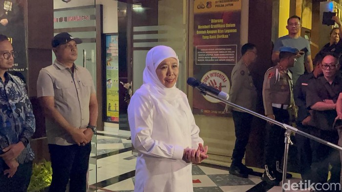 Khofifah Indar Parawansa usai diperiksa KPK di Polda Jatim.