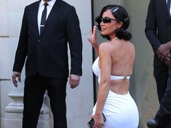 Kim Kardashian Tampil di Catwalk Balenciaga, Jalan Diejek Bak Orang Mabuk Kim Kardashian Tampil di Catwalk Balenciaga, Jalan Diejek Bak Orang Mabuk