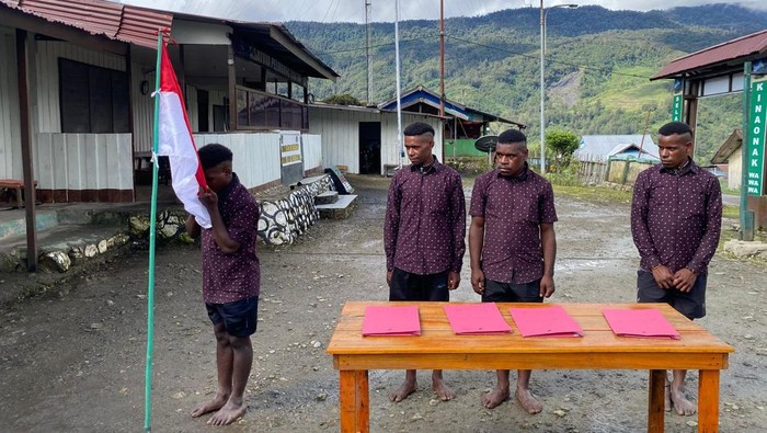 Sebanyak 4 anggota Kelompok Kriminal Bersenjata (KKB) Kodap III Sinak, Puncak, Papua Tengah, menyerahkan diri kembali ke Negara Kesatuan Republik Indonesia (NKRI).