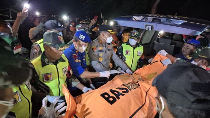 Evakuasi jenazah diduga korban KMP Tunu Pratama Jaya yang perairan Teluk Banyubiru, kawasan Taman Nasional Alas Purwoditemukan di