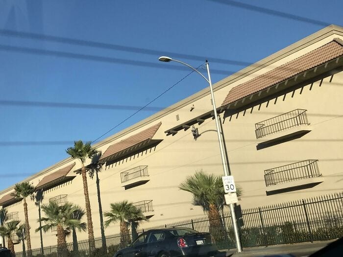 Kocak! Ketika Terlalu Ngide Utak-atik Rumah, Hasilnya Malah Ngaco Alih-alih makin estetik, hasil utak-atik rumah ini justru bikin ngakak. Sejumlah renovasi rumah ini bikin geleng kepala karena hasilnya benar-benar di luar nalar.