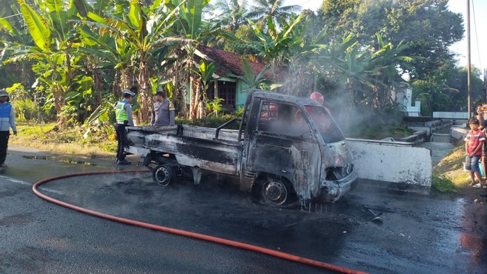 Kondisi mobil pikap yang ludes terbakar saat mengangkut BBM jenis Pertamax di ruas jalan raya wilayah Desa Tidu, Kecamatan Bukateja, Kabupaten Purbalingga, Kamis (10/7/2025)..