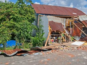 Rumah di Lubuklinggau Hancur Diduga Tabung Gas Meledak, 2 Orang Luka