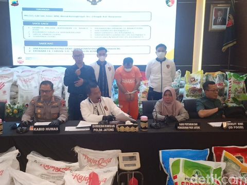 Konferensi pers kasus pengoplosan gula di gudang Cilongok, Kabupaten Banyumas di Polda Jateng, Semarang, Kamis (10/7/2025).