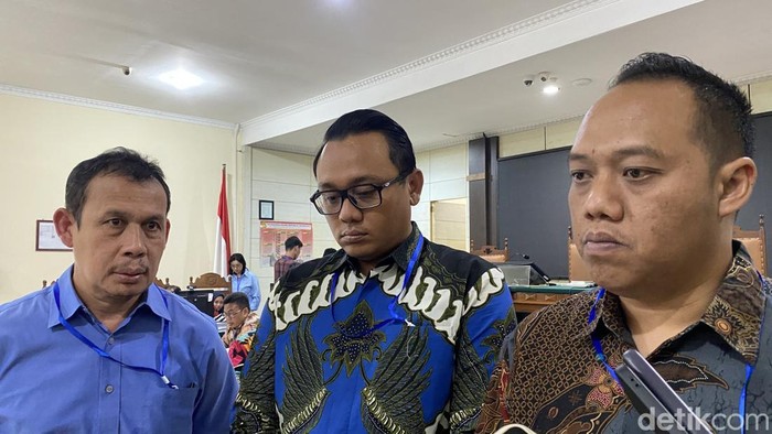 Kurator yang menangani kepailitan PT Sritex, Denny Ardiansyah (kanan), Fajar Romy Gumilar (tengah), Nur Hidayat (kiri) di Pengadilan Negeri (PN) Semarang, Kecamatan Semarang Barat, Kota Semarang, Kamis (10/7/2025).