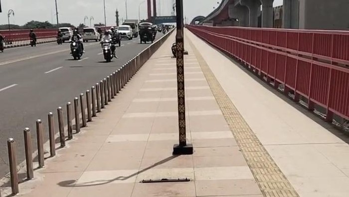 Kursi di Jembatan Ampera Palembang hilang
