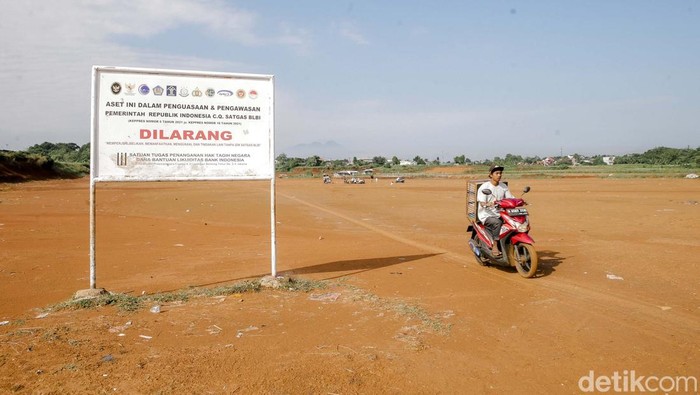 Lahan Eks BLBI Depok Disiapkan Jadi Stadion Standar FIFA Pengendara motor melintas di tanah Eks BLBI (Bantuan Likuiditas Bank Indonesia) Tanah Merah di kawasan Cipayung, Depok, Jawa Barat, Kamis (10/7/2025). Pemerintah Kota Depok melalui Wali Kota Supian Suri mengusulkan pemanfaatan lahan eks BLBI sebagai lokasi pembangunan stadion sepak bola berstandar internasional pertama di Kota Depok.