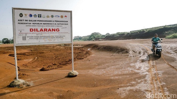 Pengendara motor melintas di tanah Eks BLBI (Bantuan Likuiditas Bank Indonesia) Tanah Merah di kawasan Cipayung, Depok, Jawa Barat, Kamis (10/7/2025). Pemerintah Kota Depok melalui Wali Kota Supian Suri mengusulkan pemanfaatan lahan eks BLBI sebagai lokasi pembangunan stadion sepak bola berstandar internasional pertama di Kota Depok.