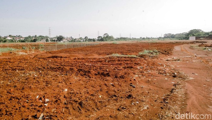 Pengendara motor melintas di tanah Eks BLBI (Bantuan Likuiditas Bank Indonesia) Tanah Merah di kawasan Cipayung, Depok, Jawa Barat, Kamis (10/7/2025). Pemerintah Kota Depok melalui Wali Kota Supian Suri mengusulkan pemanfaatan lahan eks BLBI sebagai lokasi pembangunan stadion sepak bola berstandar internasional pertama di Kota Depok.