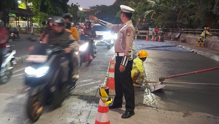 Lalin di Cijantung Arah Cililitan Tersendat Imbas Perbaikan Jalan