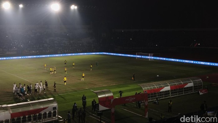 Lampu di Stadion Si Jalak Harupat tiba-tiba mati saat laga Arema FC Vs Oxford United.